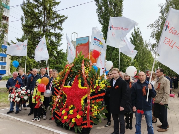 Балаковские энергетики возложили цветы к Обелиску Славы.